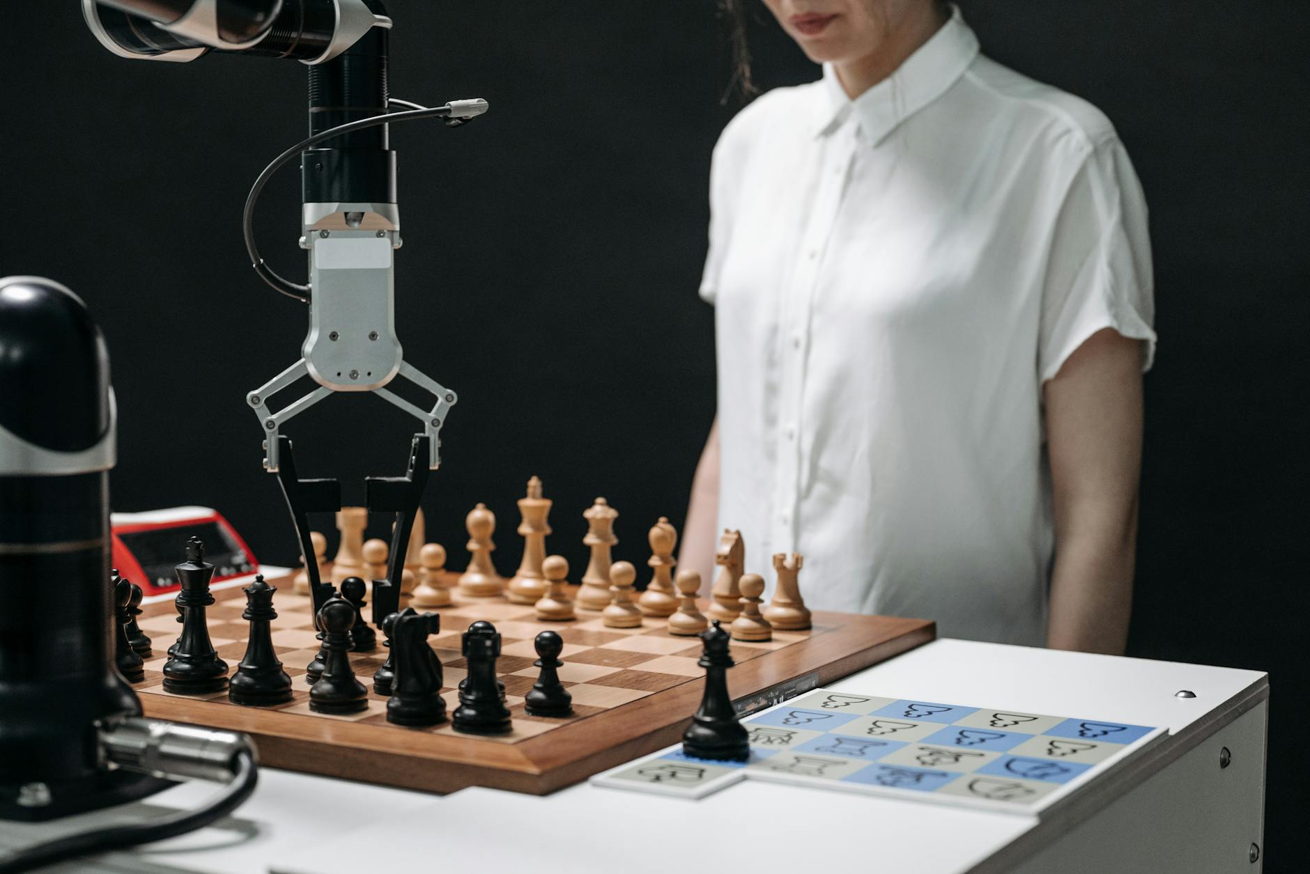 여러 직군의 업무 카드들이 'AI 대체 가능'과 '사람 필요' 두 영역으로 분류되는 장면