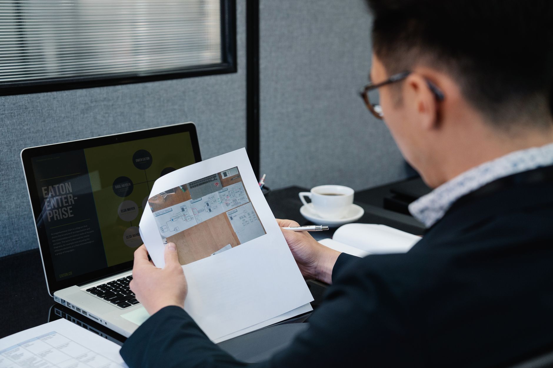 글로벌 B2B 바이어가 노트북 앞에서 혼자 조용히 벤더 리스트를 검토하는 장면