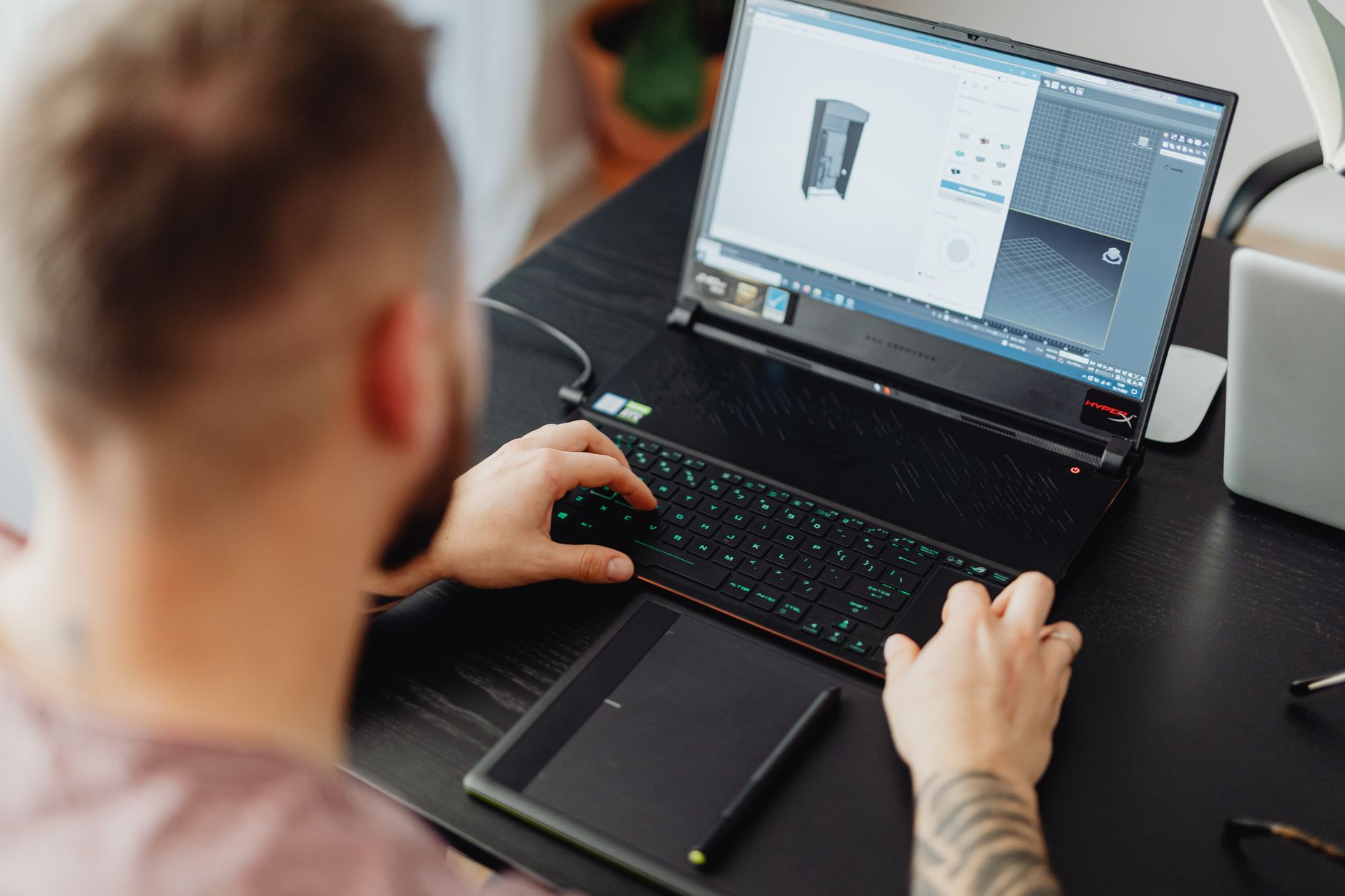 Insinyur senior yang menandatangani persetujuan akhir pada tablet sambil memeriksa angka desain mesin 3D di layar monitor