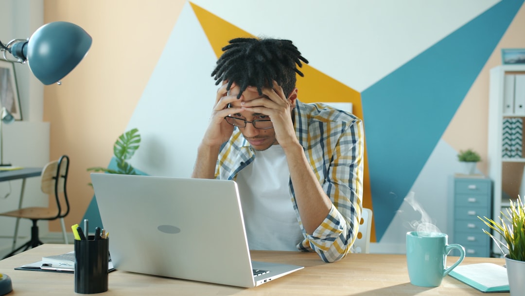 Google Workspace 로그인 화면에서 '지원되지 않는 브라우저' 경고 팝업을 바라보며 당황한 표정으로 모니터를 보는 직장인
